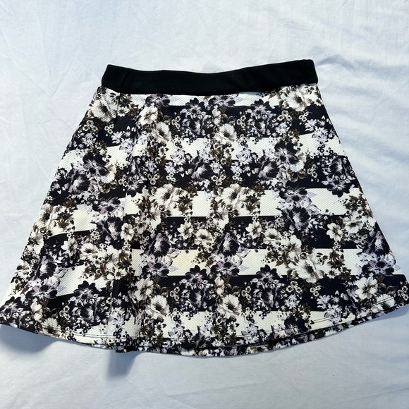 Xhilaration Skirt EUC - Picture 1 of 3